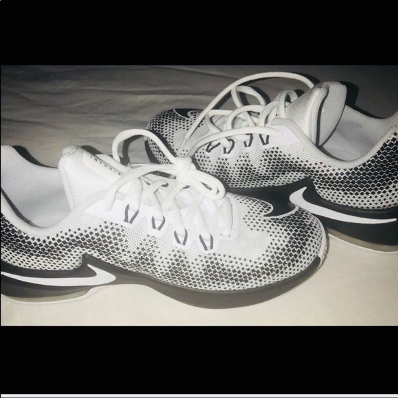 Sold - NWOT Nike Boy's  Infuriate Basketball Shoes - Picture 6 of 7